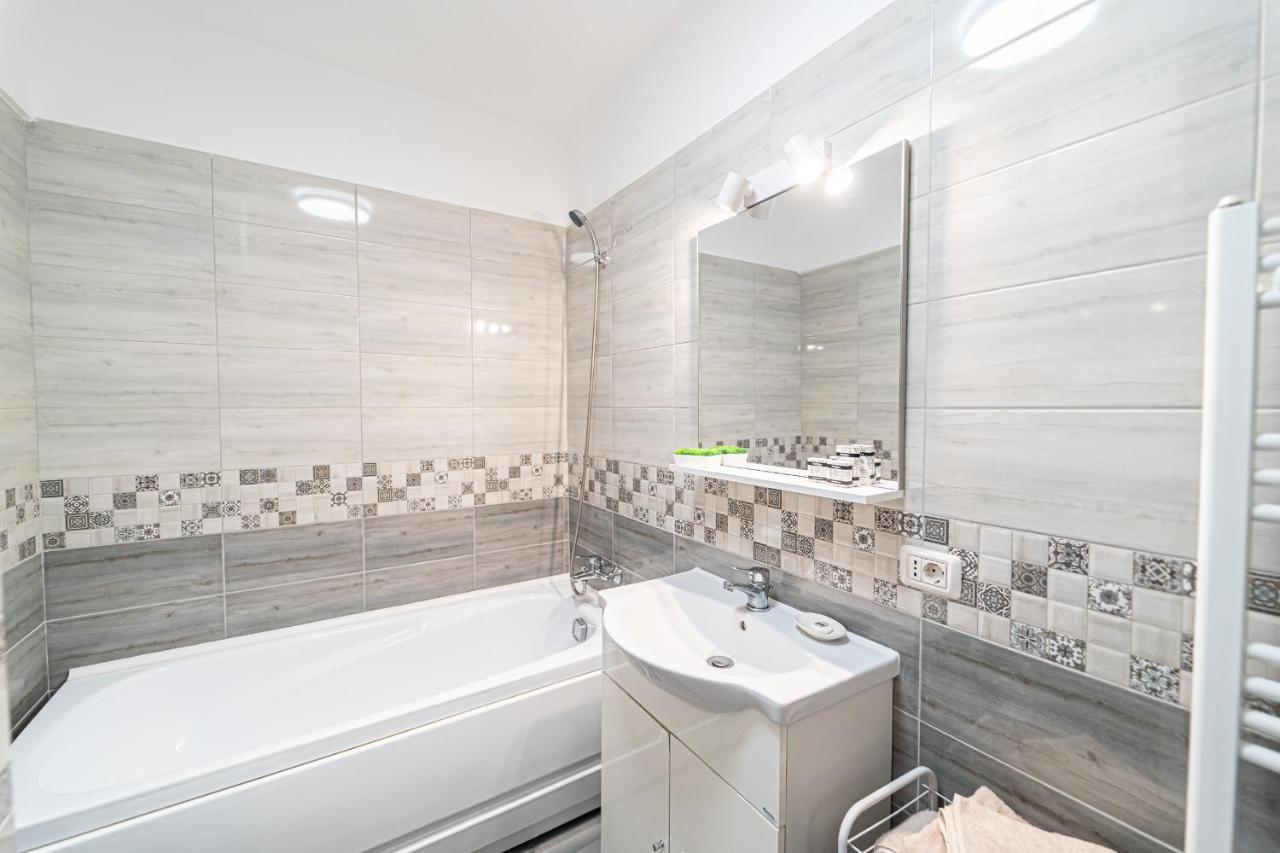 Apartament Delux Bacau Bagian luar foto